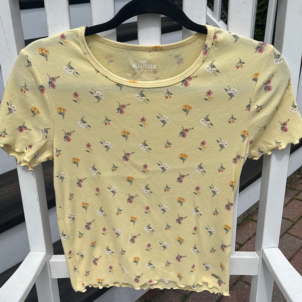 ☀️Hollister S/S Top Small Yellow Floral Print